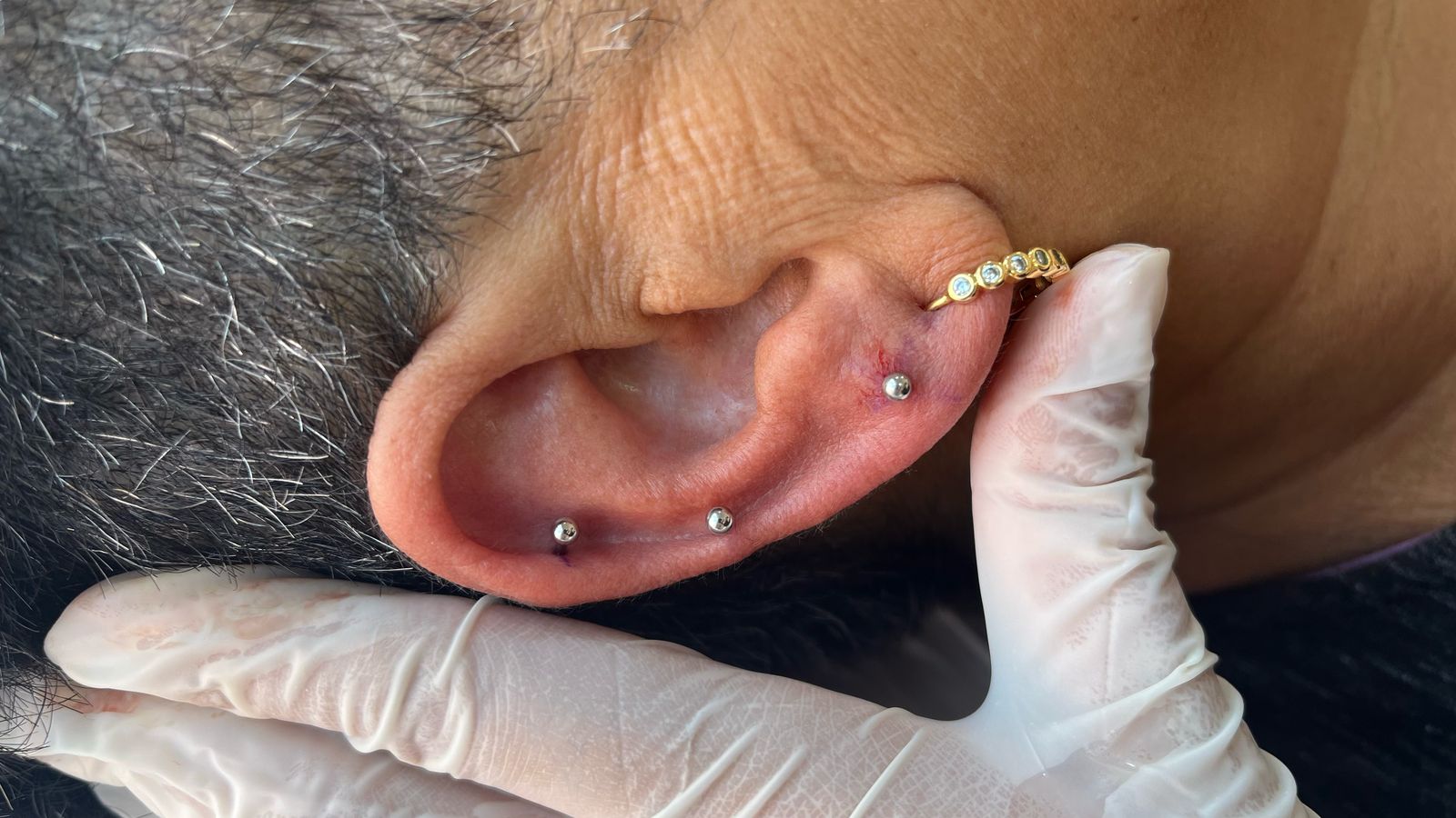 Procedimento de piercing na orelha feito no Dayane Luz Studio de Beleza
