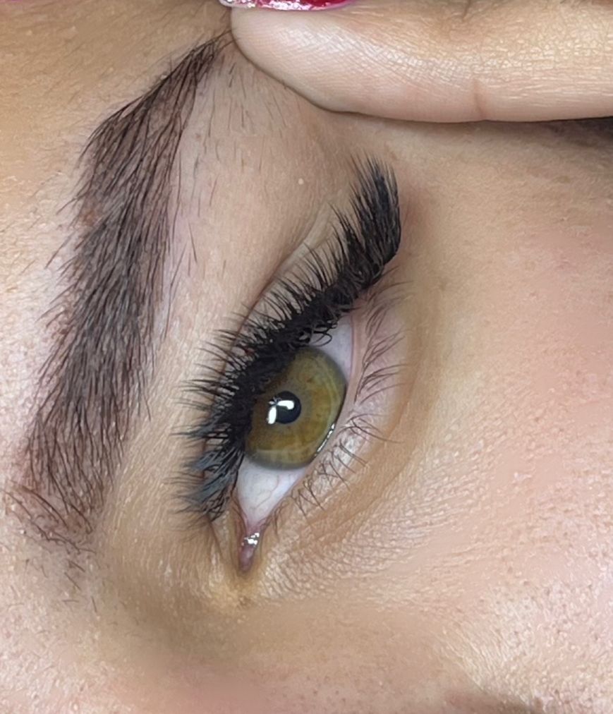 Close de cílios com extensão feitos no Dayane Luz Studio de Beleza