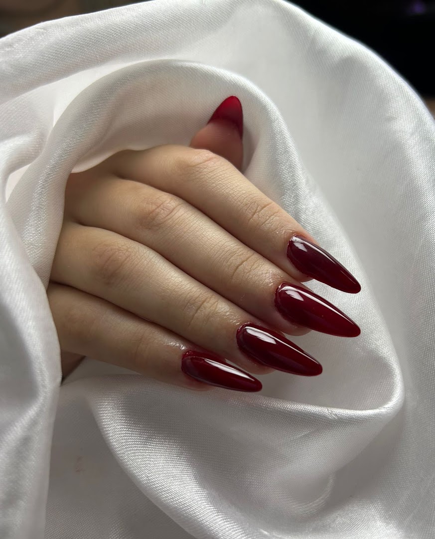 Mão com unhas feitas no Dayane Luz Studio de Beleza